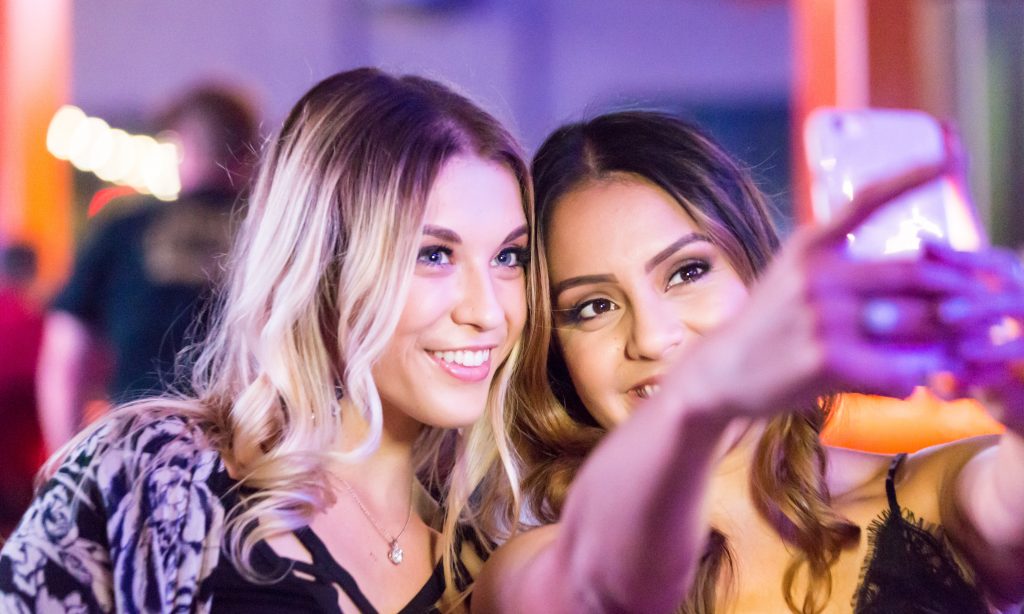 How To Use Direct Messages On Social Media For Camgirl Success